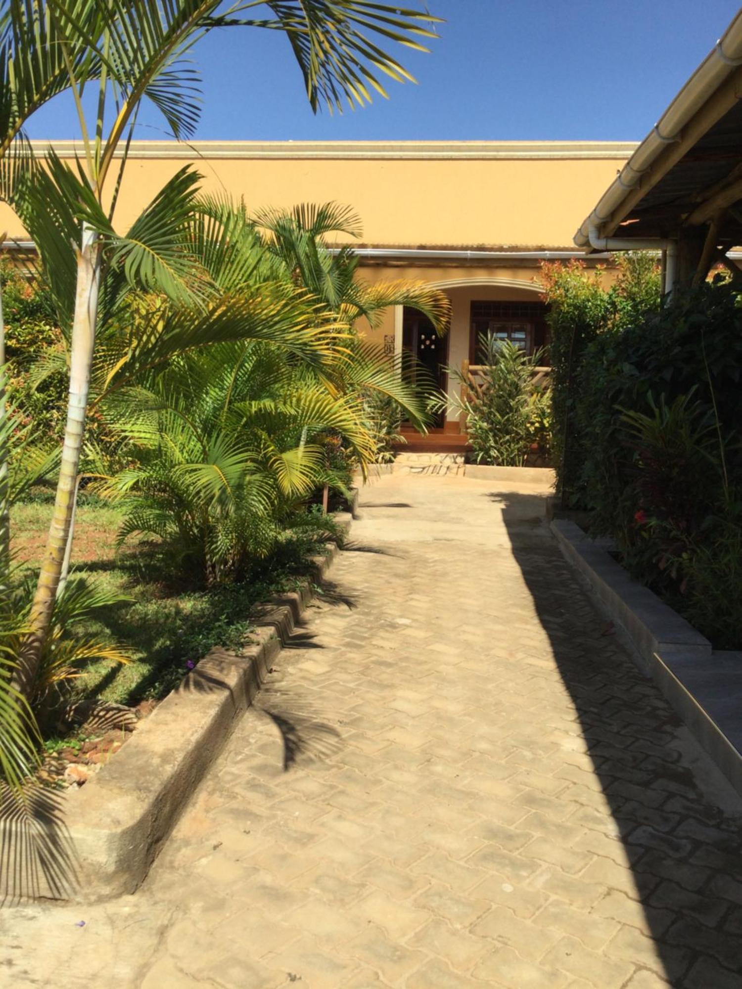 African Roots Guesthouse Entebbe Exterior foto