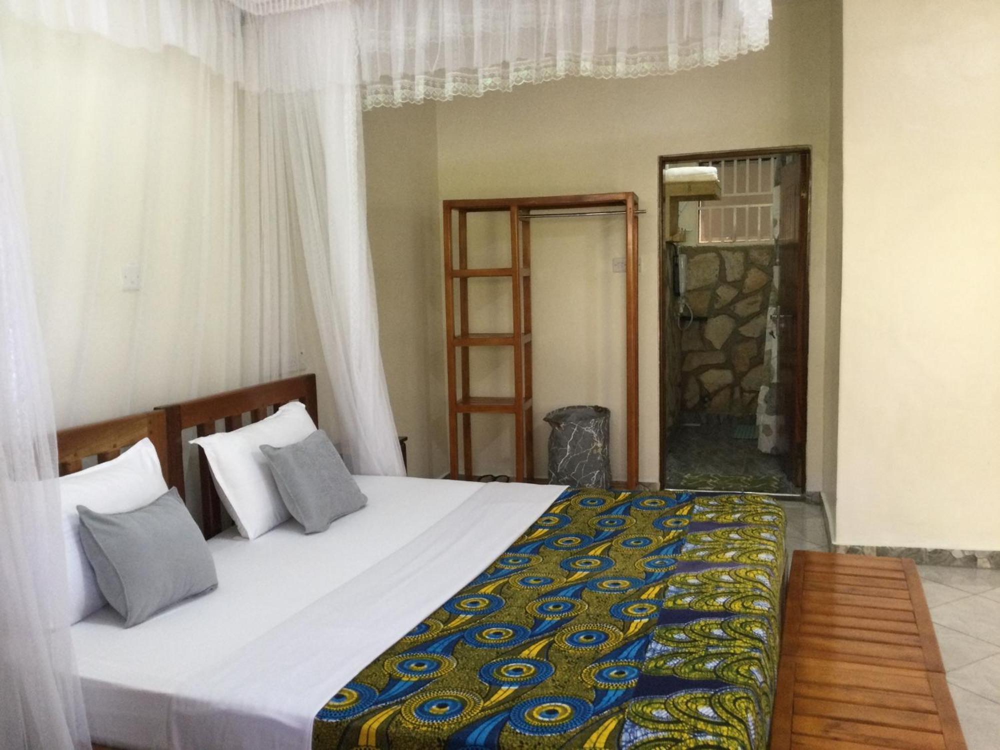 African Roots Guesthouse Entebbe Exterior foto