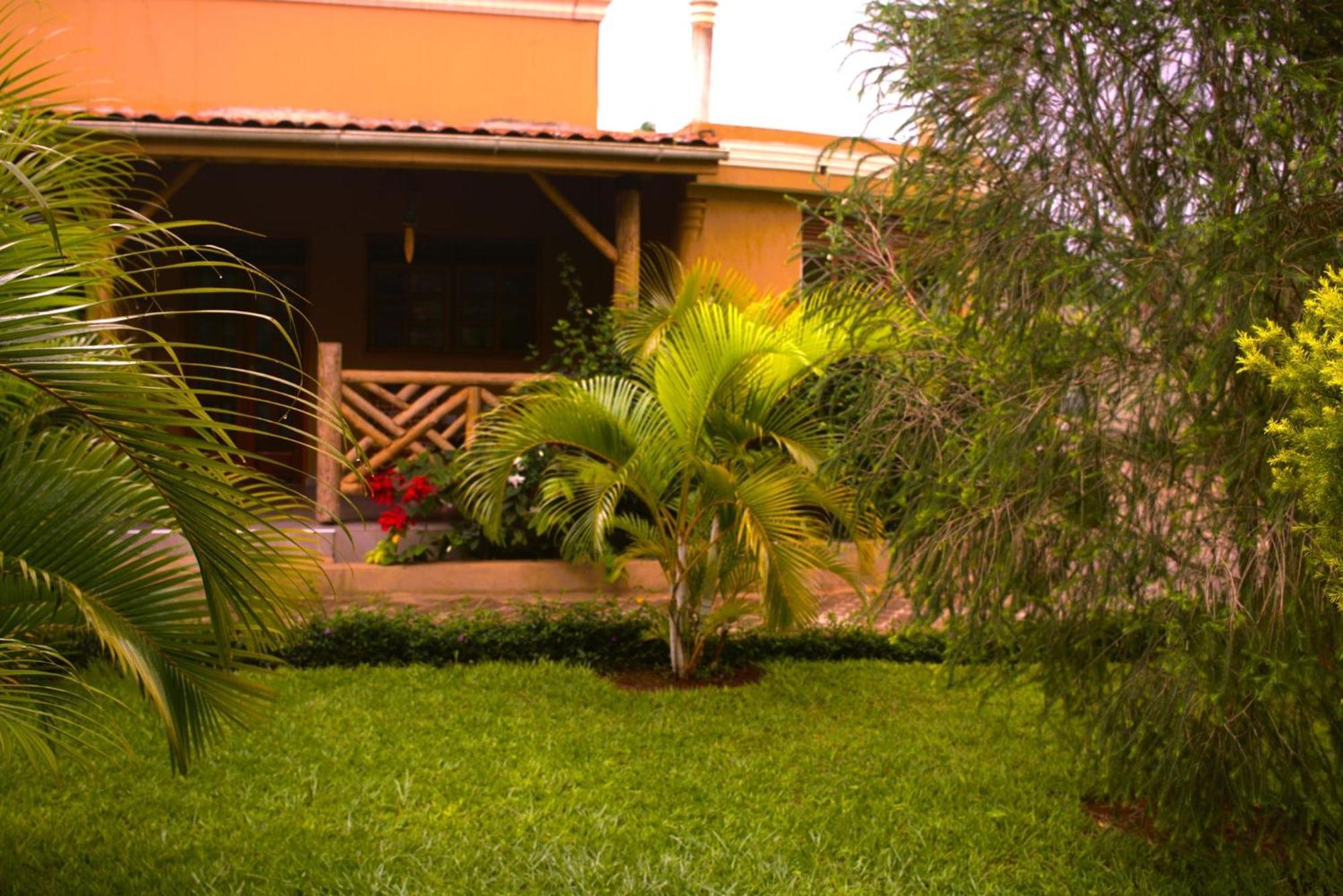 African Roots Guesthouse Entebbe Exterior foto