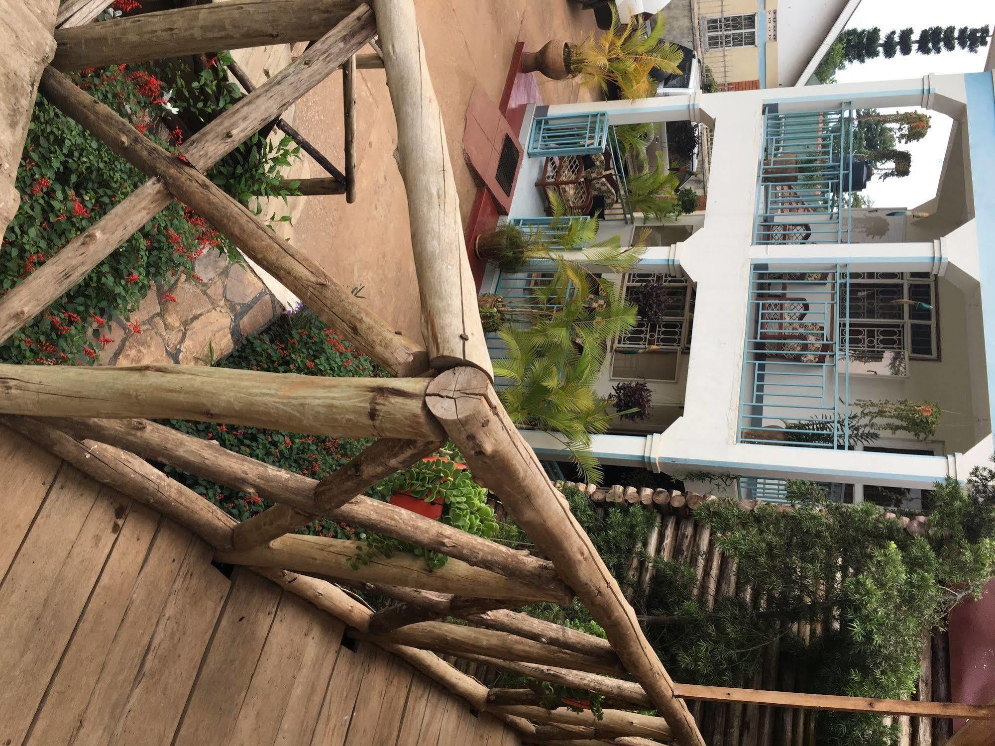 African Roots Guesthouse Entebbe Exterior foto